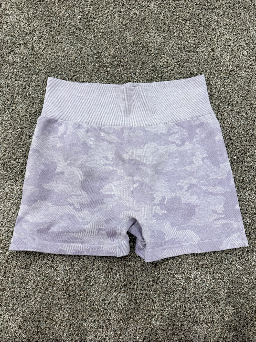 Seamless Lavender Camo Women’s High-Waist Shorts